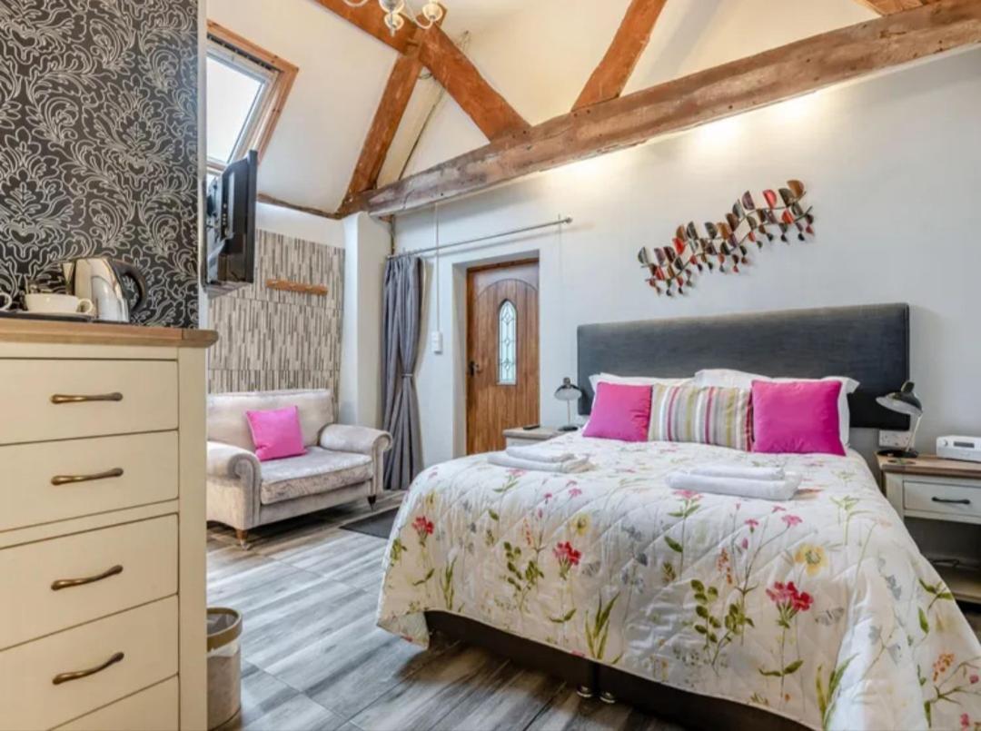 Curly Tail Accommodation Bishop's Castle Extérieur photo