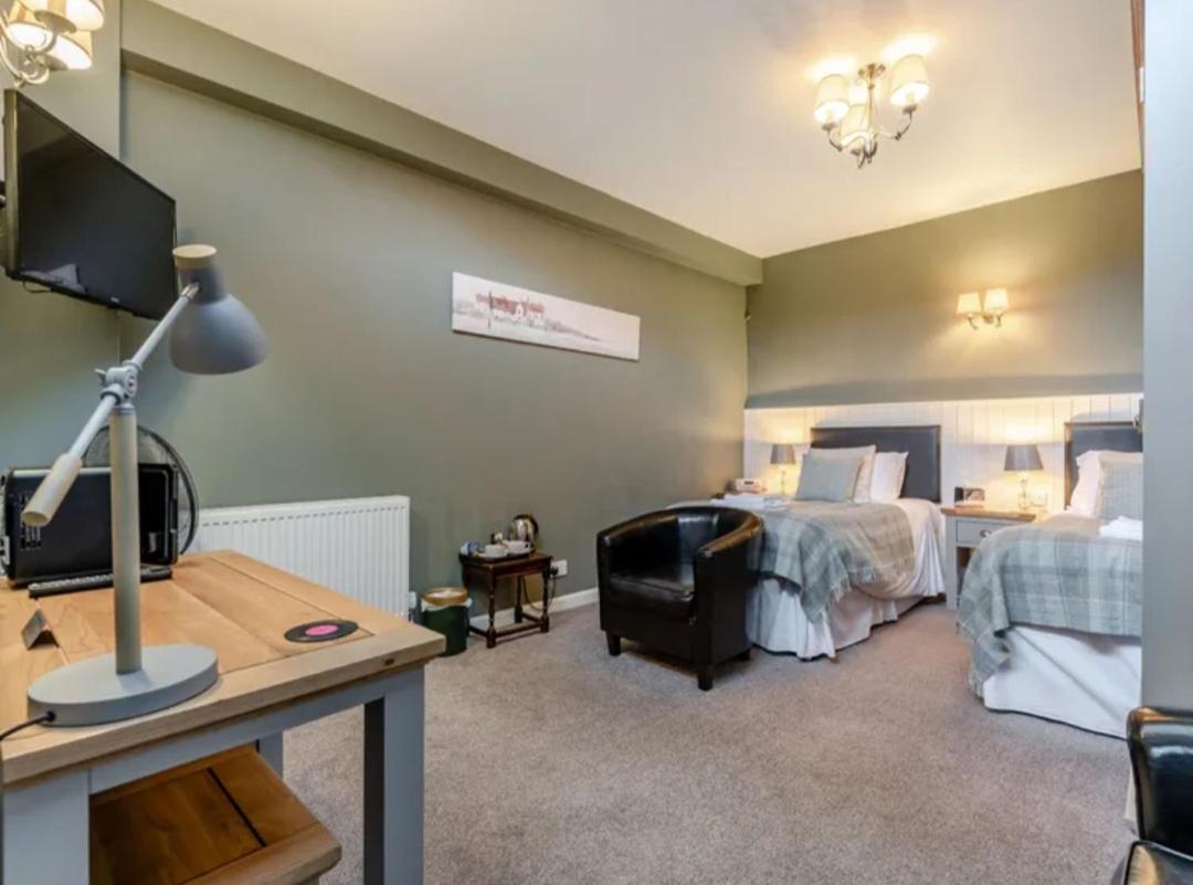 Curly Tail Accommodation Bishop's Castle Extérieur photo